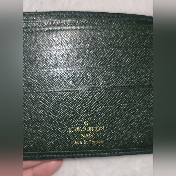 Louisvuitton taiga bifold wallet - Picture 5 of 10